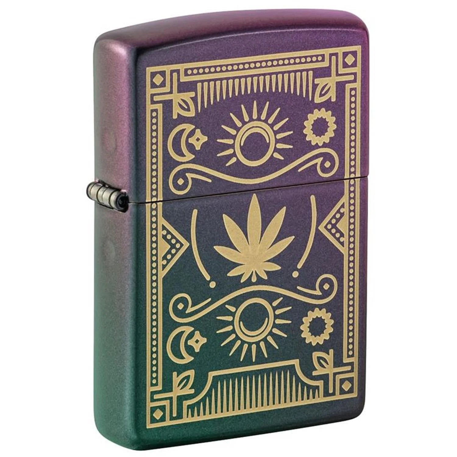 Zippo Sturmfeuerzeug Cannabis Mystik Design, geschlossen in Schrägansicht, goldenes Cannabis-Blatt mit Tarot-Symbolen auf irisierendem Lila-Grün-Finish, weißer Hintergrund